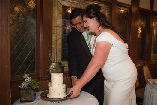 Wedding photography at the Historic Santa Maria Inn in Santa Maria, California by Mirror's Edge Photography. Bride and Groom cutting cake